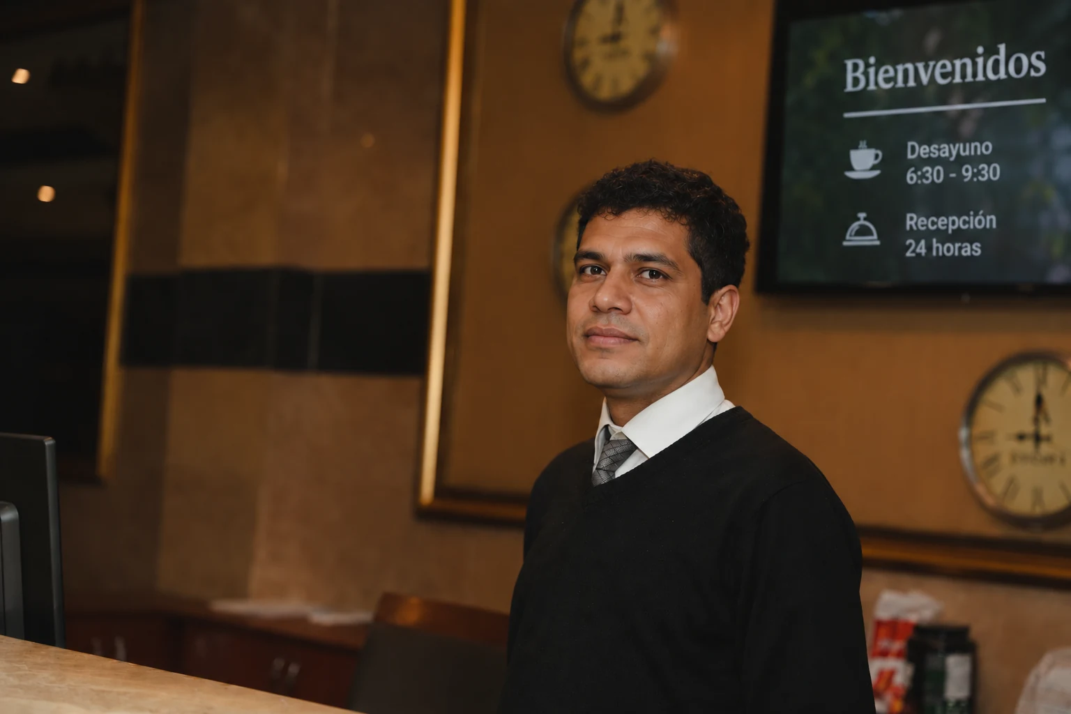 Visualización de una pantalla de bienvenida en recepción de hotel