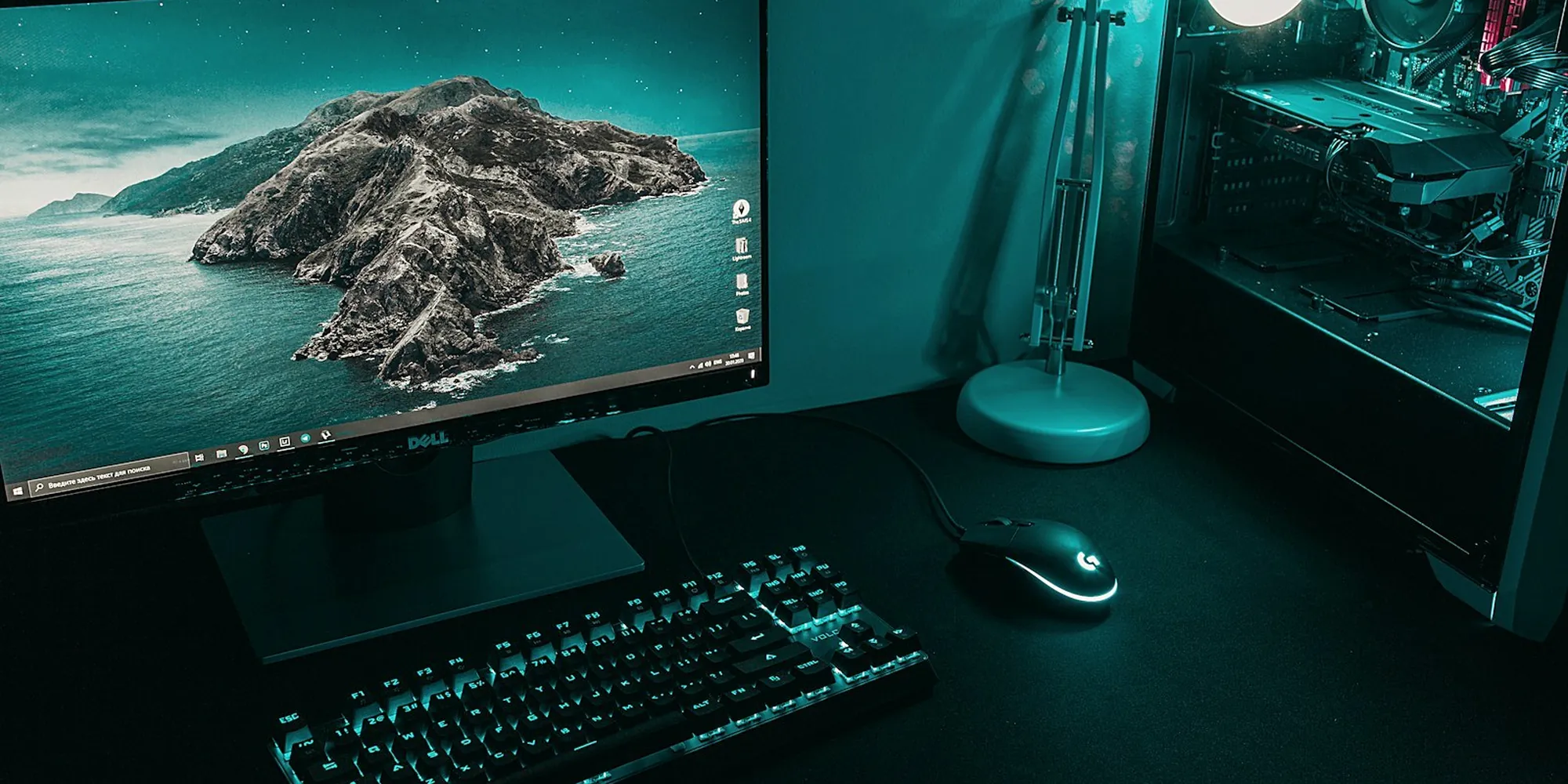 Computador de escritorio con monitor en un puesto de trabajo