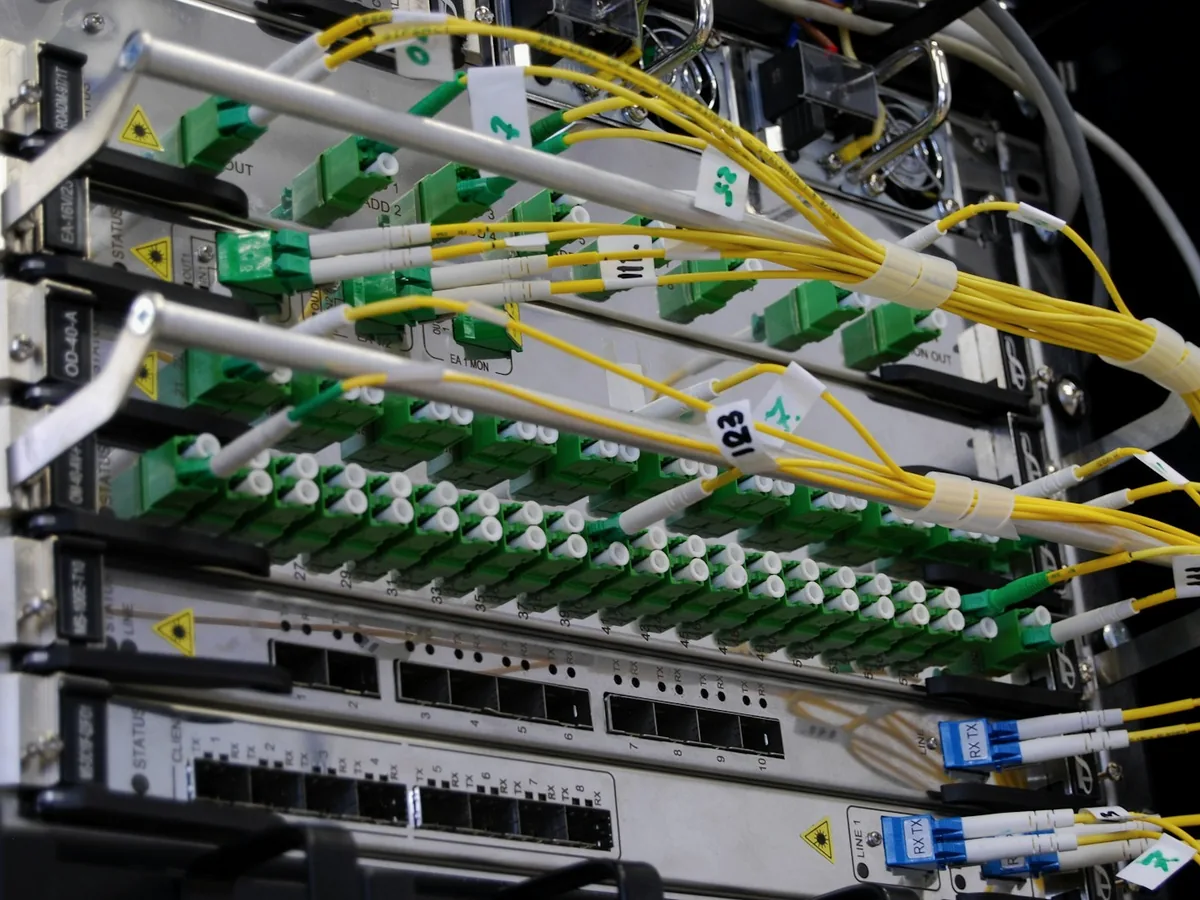 Panel de fibra y cobre etiquetado en un rack