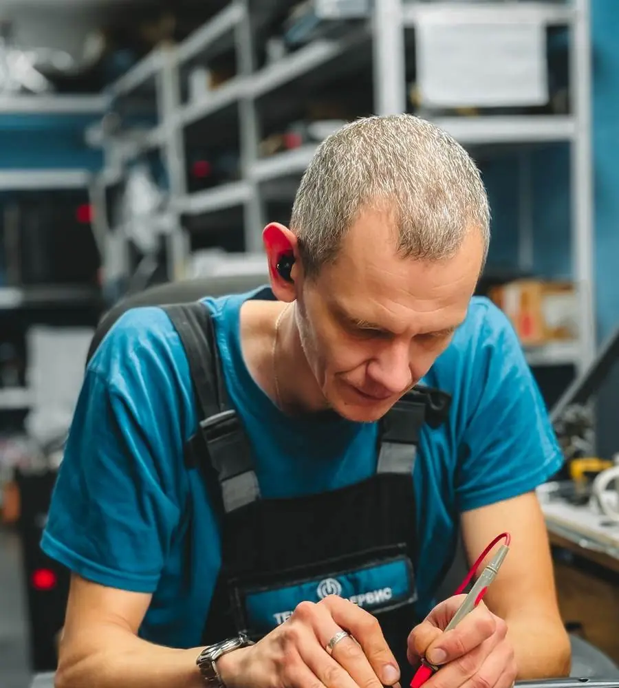 Técnico revisando un portátil en el taller