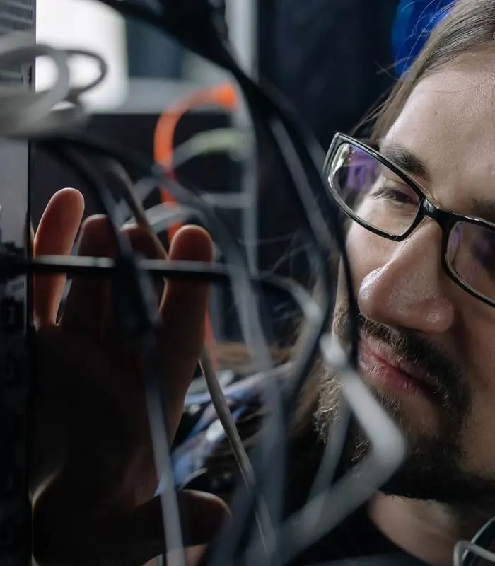 Técnico de OfficeTech revisando cableado de red